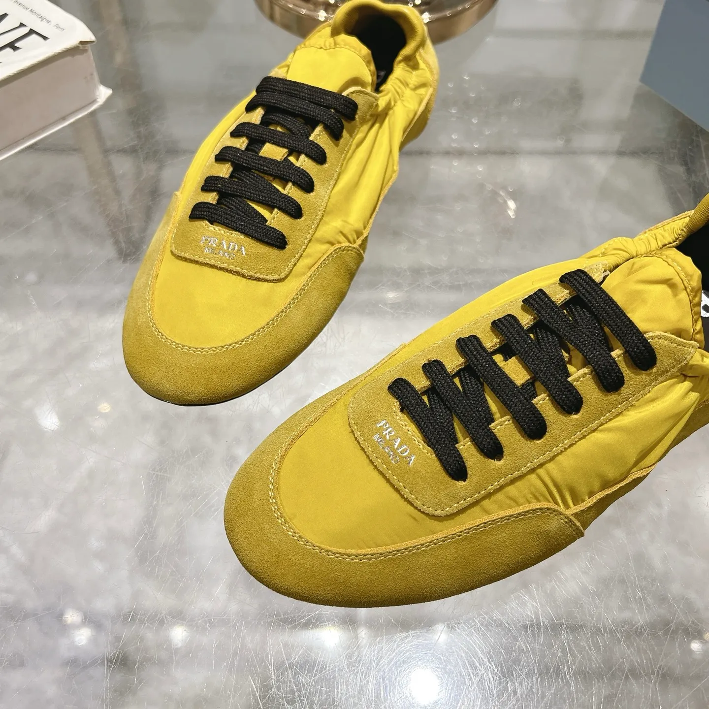 👟👟Ex-factory price 520👟👟Men's size +10 Couple style🎆Prada's new moral training shoes. The upper is suede with texture, and the inner sheepskin is wrapped. It is soft and waxy🎆The insole is thickened with lambskin. It is extremely comfortable to step on, has a sense of support, and feels well wrapped. The shoe shape is full of wrapping, light and easy to wear. A practical casual shoe that makes your legs appear taller! White is clean and refreshing, needed all year round, and can be easily worn with skirts and pants. Upper: imported suede/original molded fabric. Lining: sheepskin. Outsole: rubber outsole! Code number: 35-41 Color: burgundy blue brown green dark green yellow black red gray 9 colors available
